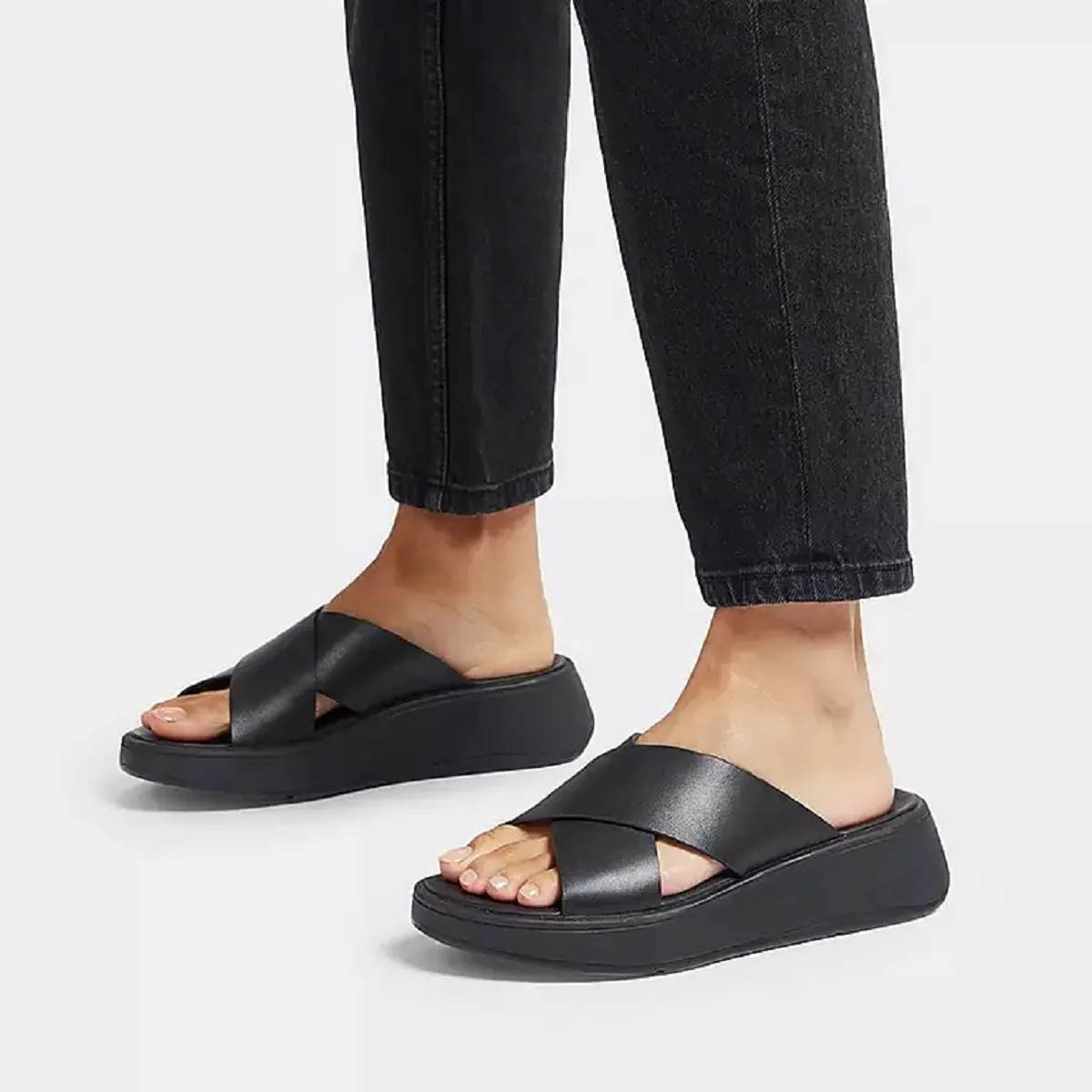 Sort Leather Platform Cross Slide sandal - Image 2