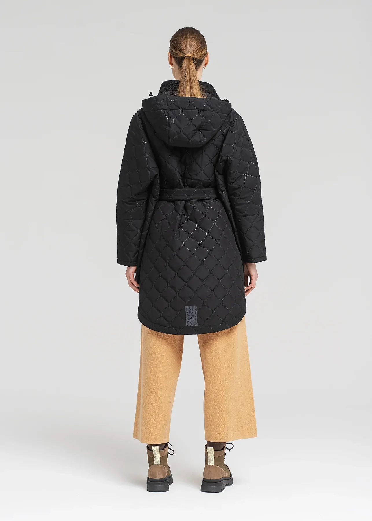 Sort Quilted Bris Poncho - Image 5